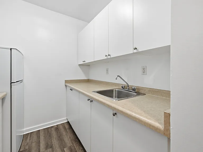 150 Charlton Ave W — Photo 5