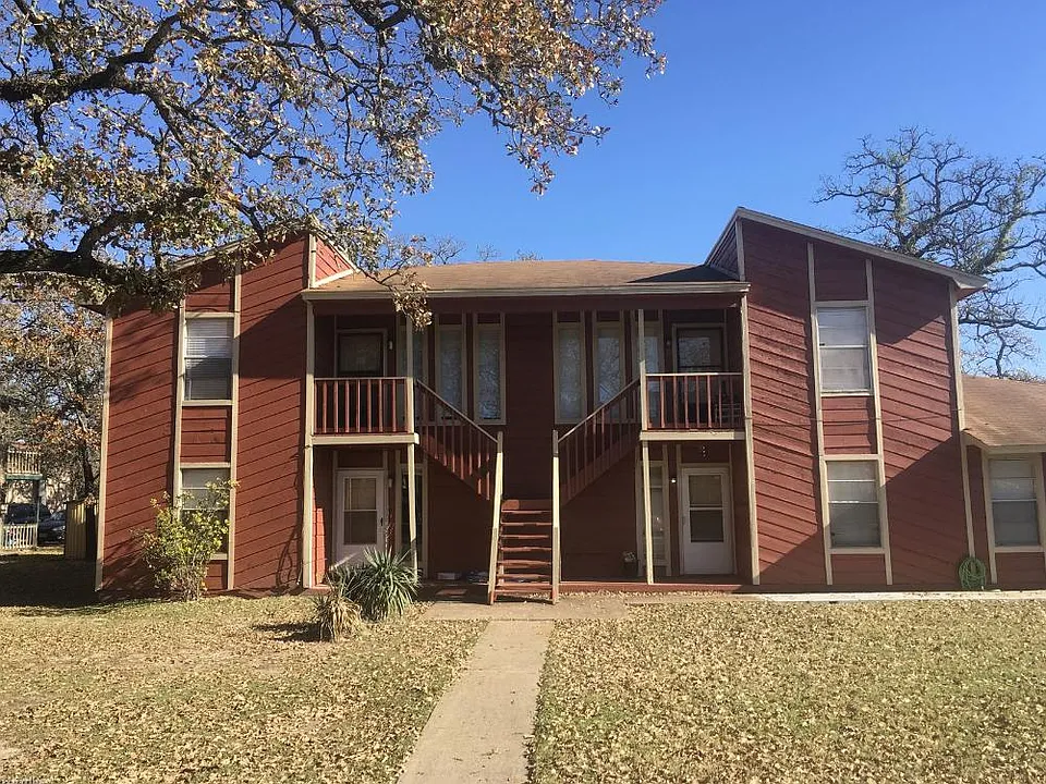 2411 Bandera Dr #C