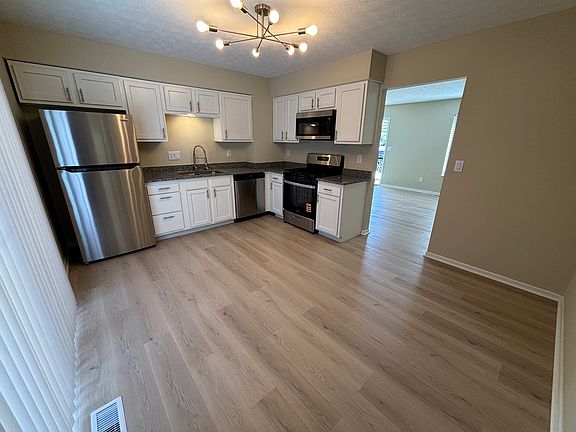 5th image of 1844 Stoneview Ct
