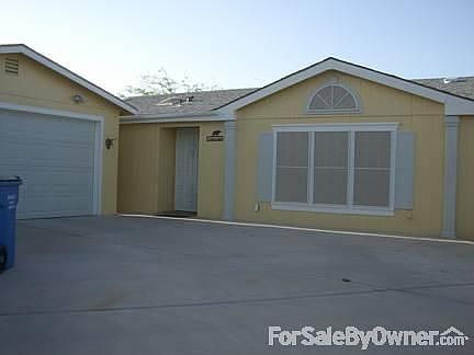 Front Driveway & Garage : Note all the solar screens