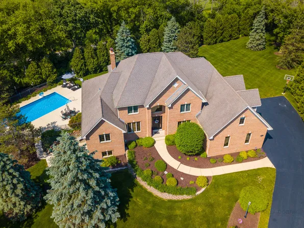 2802 Bergren Ct, Crystal Lake, IL 60012