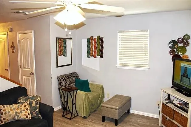 3 bed, 896 sqft, $1,500 — Photo 3