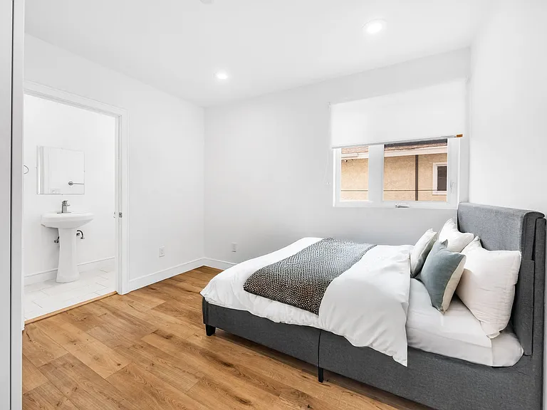 1543 W 37th Pl — Photo 7