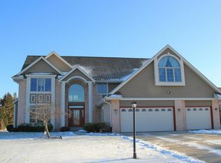 3354 S Highpointe Dr, New Berlin, WI 53151
