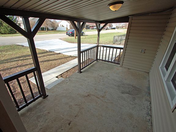3rd image of 484 Sunset Dr