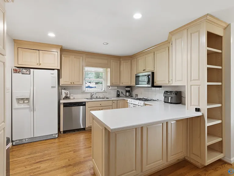 104 Westchester Ave SW — Photo 2