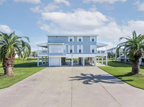 2940 Laguna Dr, Crystal Beach, TX 77650