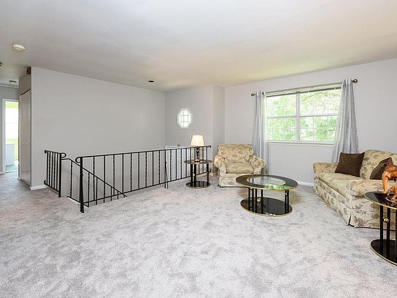 3rd image of 4 Glenview Ln