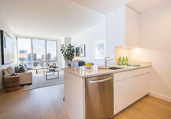 4th image of 160 Madison Ave APT 21D