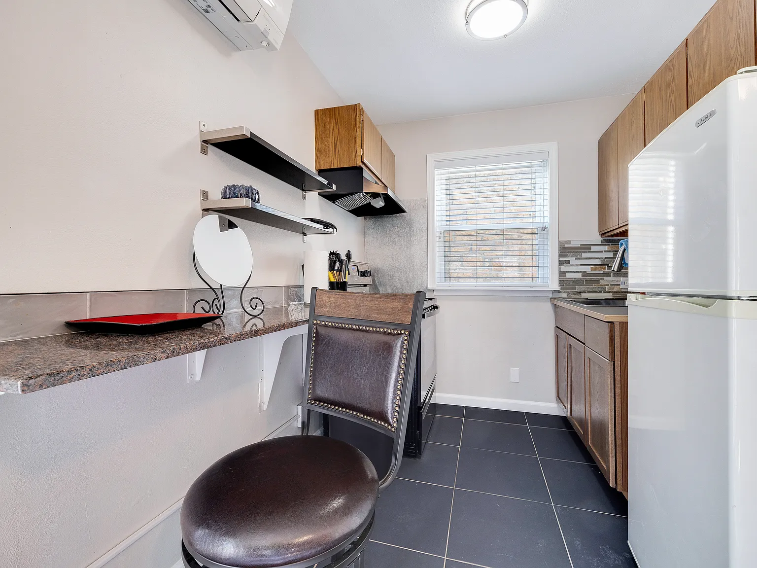 West Plaza Furnished Studio Apartments — Photo 3