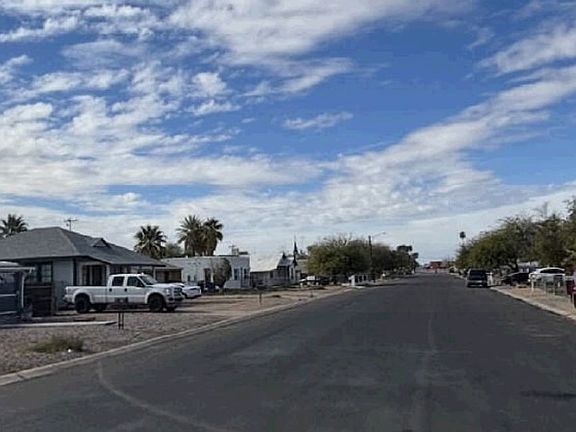 Exterior Neighborhood (street photo)