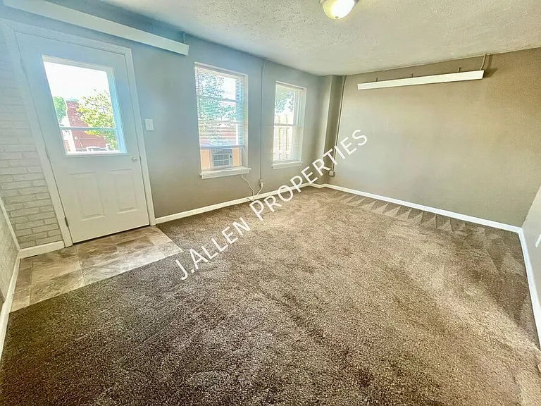 127 W Norfolk Ave #2 — Photo 2