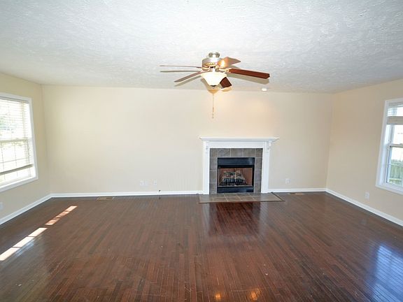 3rd image of 555 Oakmont Dr