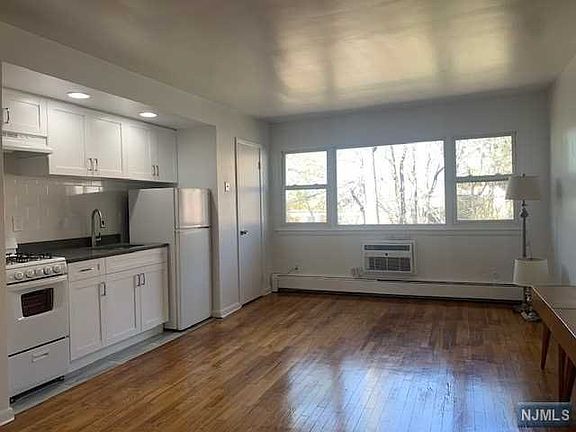 3rd image of 431 Grand Ave #8