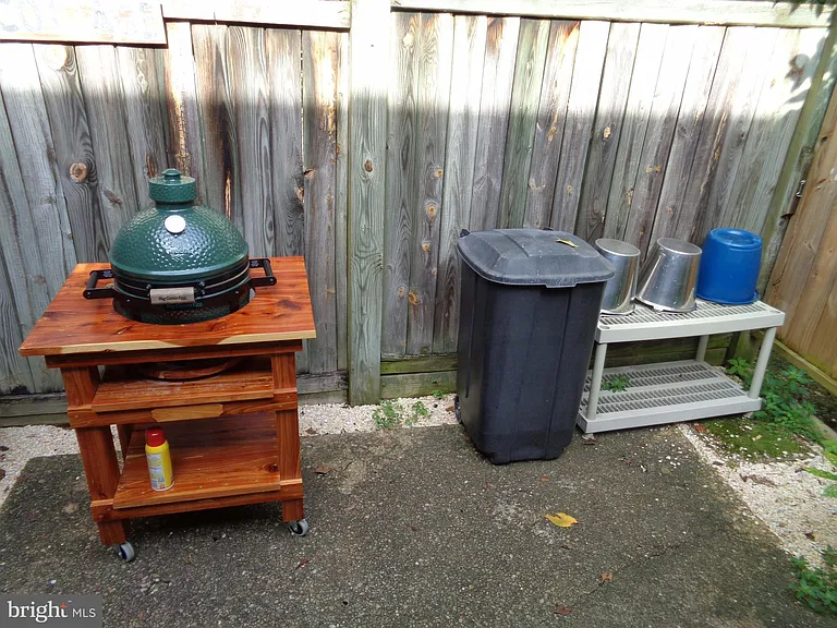 823 NW College Ave #G — Photo 8