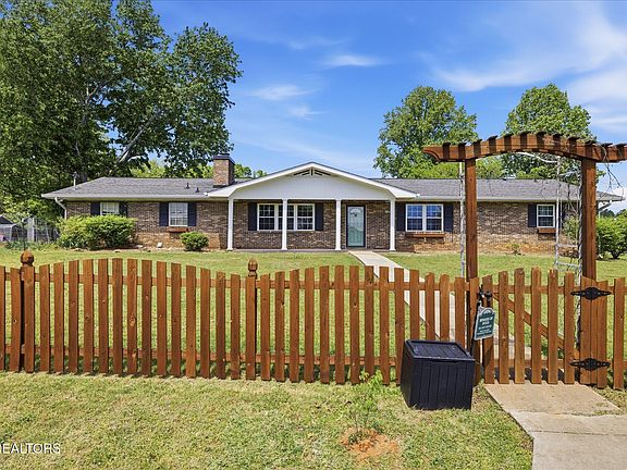 3rd image of 1332 Trentham Cir