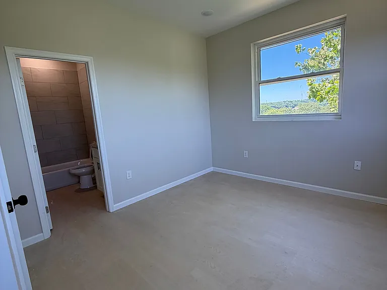 3900 Roland Ave — Photo 17