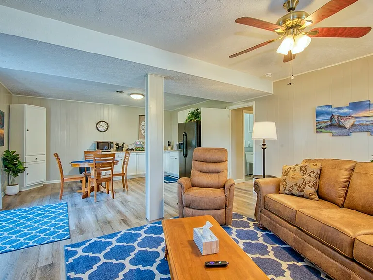 Oakstone Dr — Photo 10
