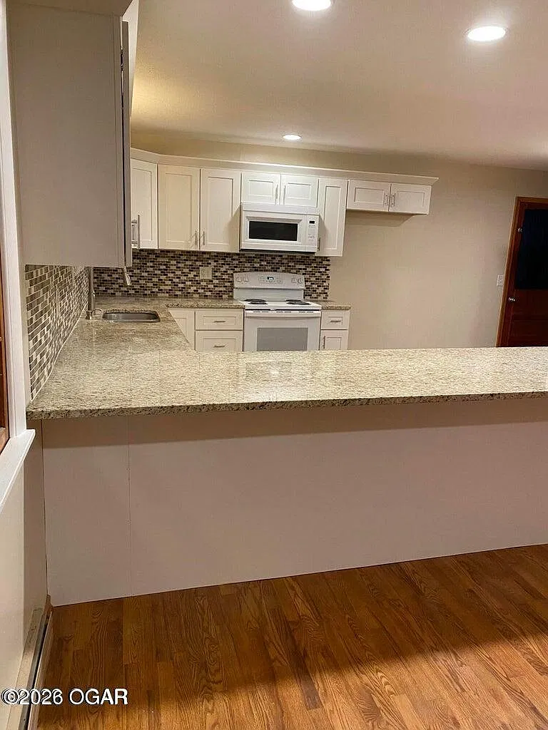 4 bed, 2.0 bath, 2576 sqft, $1,600 — Photo 3