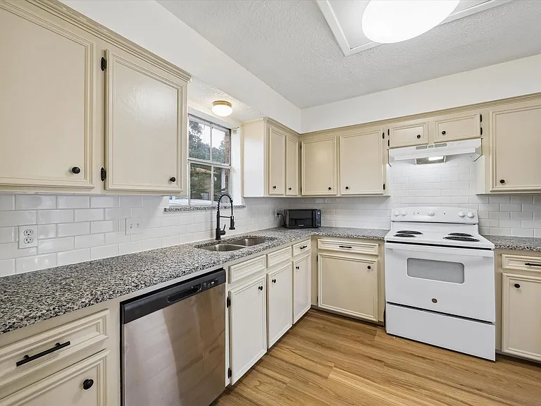 1600 Hazelwood St #B — Photo 8