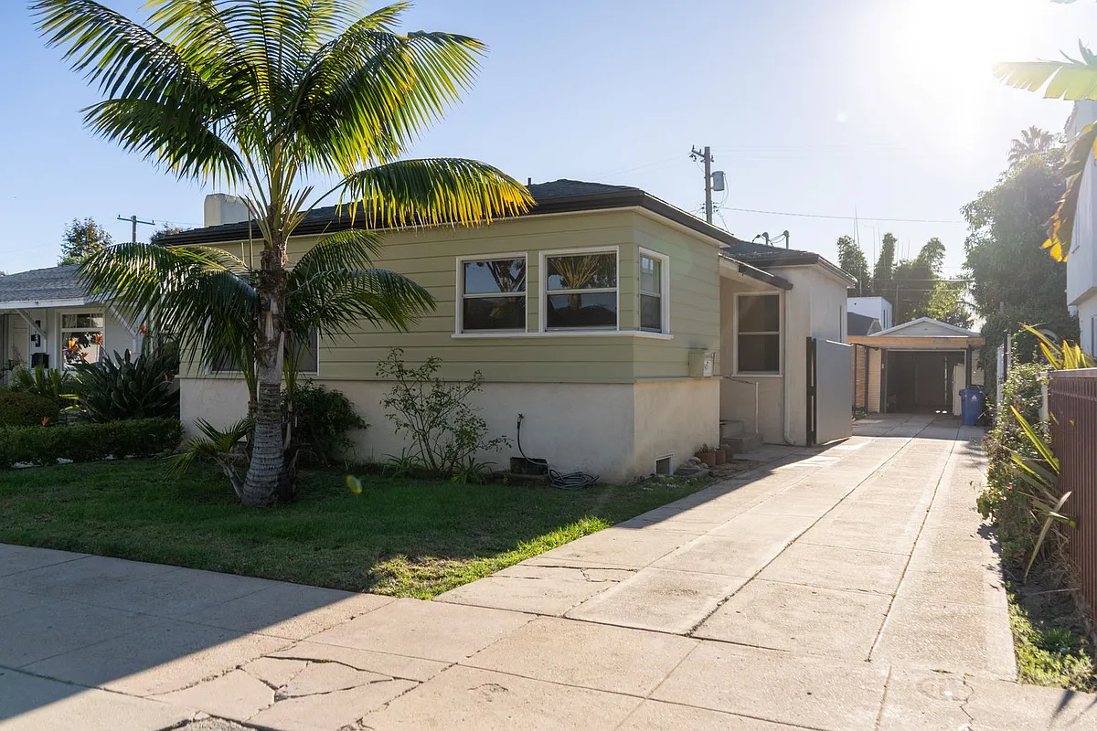 Building Photo - 2431 Walgrove Ave