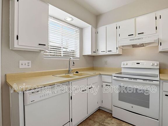 2nd image of 3934 E Piccadilly Rd APT 9