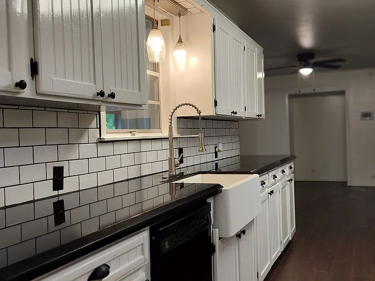 2601 Greenwood St — Photo 1