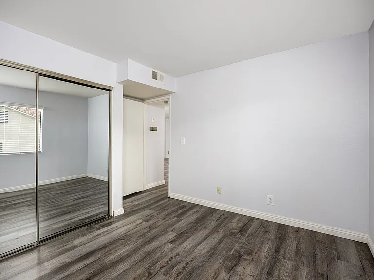 Hawthorne Apartments — Photo 48
