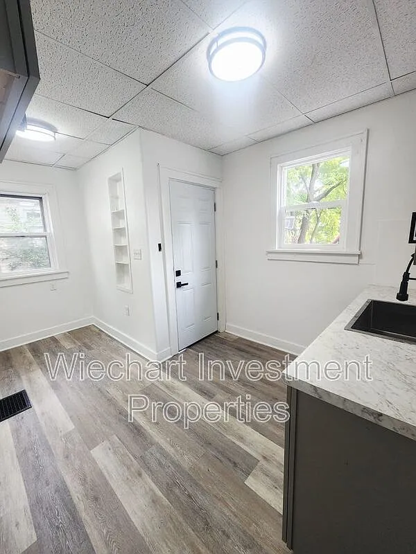 2 bed, 1.0 bath, $1,095 — Photo 2