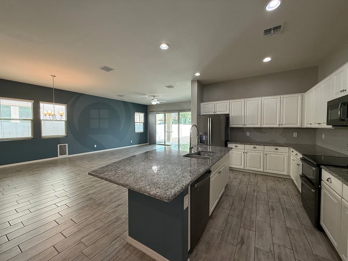 3 bed, 3.0 bath, 2246 sqft, $2,499 — Photo 4