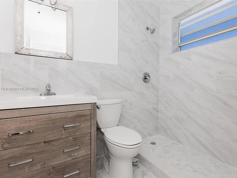 1060 NE 78th Street Rd #10 — Photo 11