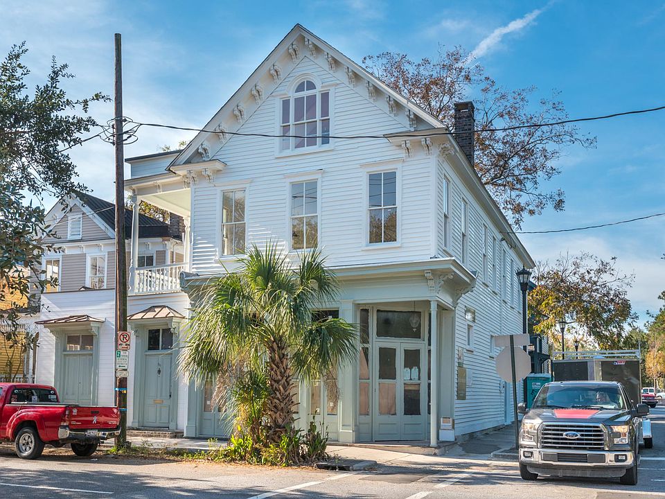 267 Rutledge is located on the corner of Rutledge and Line St! There are two commercial spaces on the first floor and two apartments on the second and third floors. The building was completely renovated in 2017!