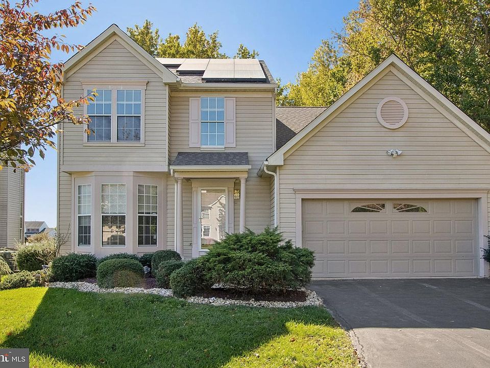 1st image of 235 Hope Ct W