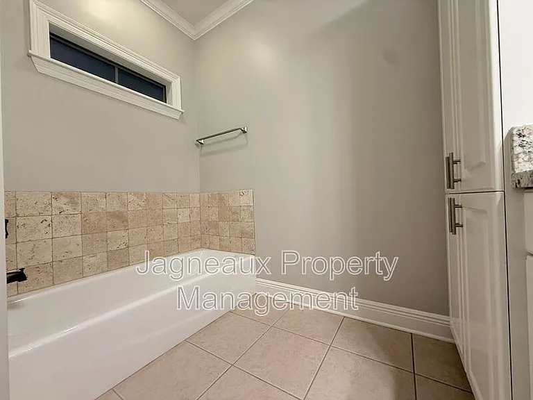 2137 La Cache Dr — Photo 10