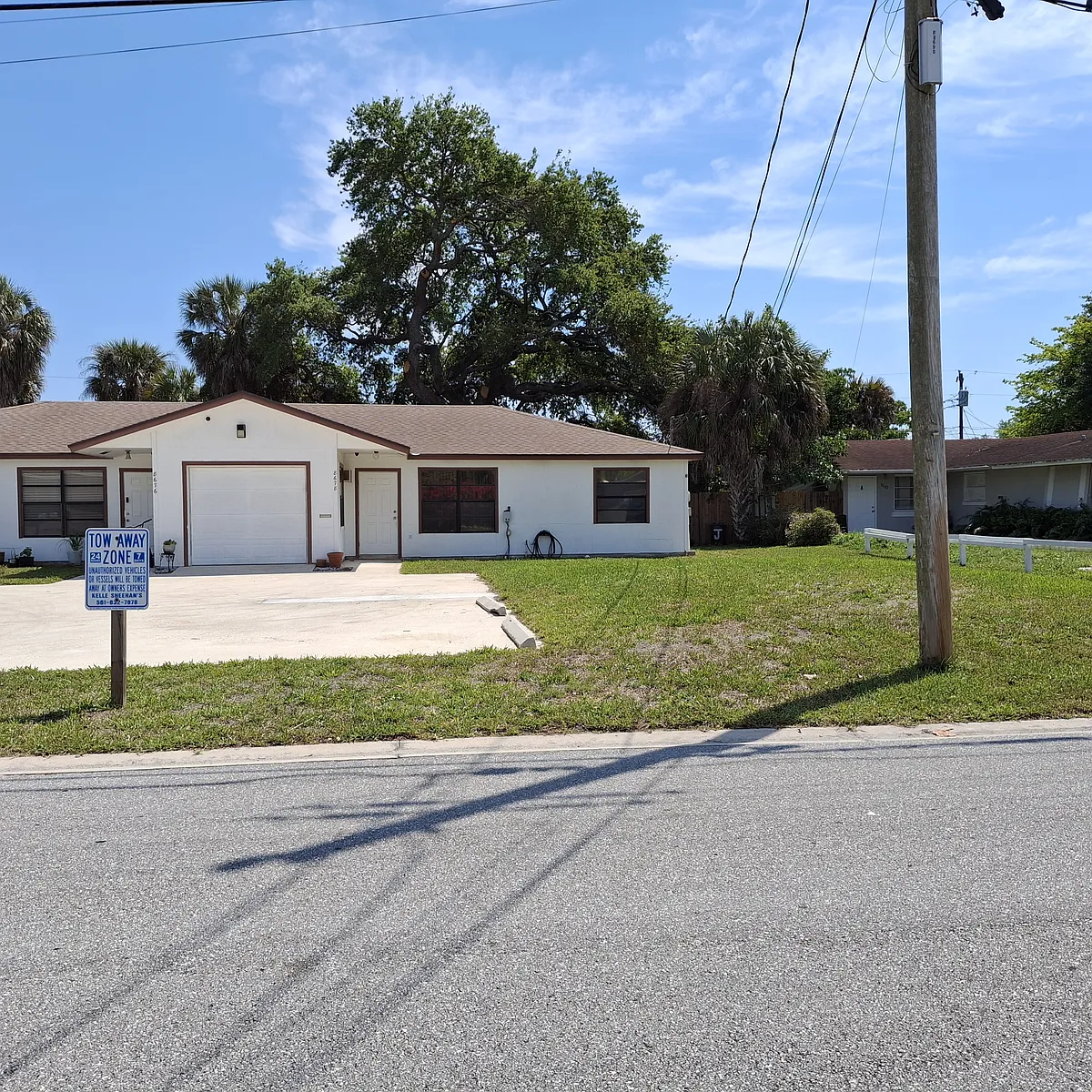 Building Photo - 8678 Sunset Dr
