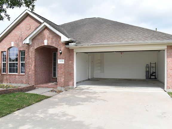4th image of 1926 N Everglades Dr