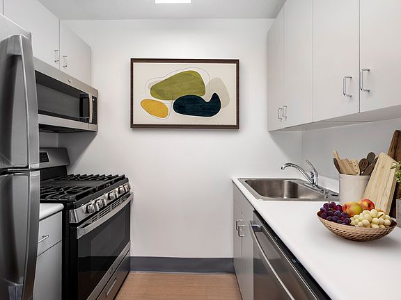 5th image of 429 E 52nd St APT 29E