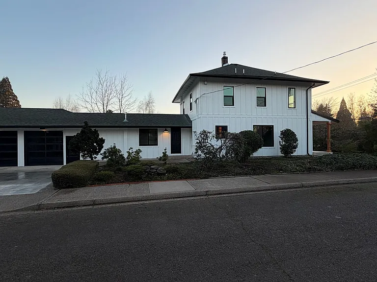 1045 Oakway Rd — Photo 4