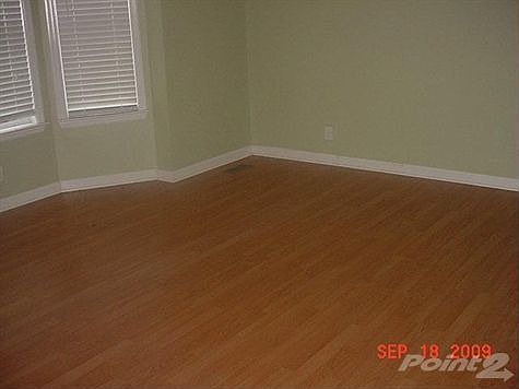 Master bedroom, bay window, nice colors.