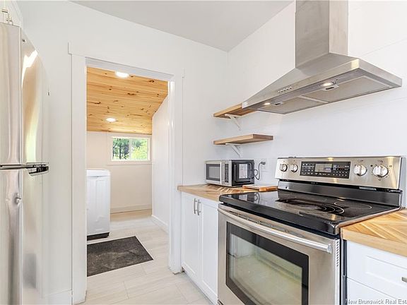 3rd image of 733 Maclaren Ave