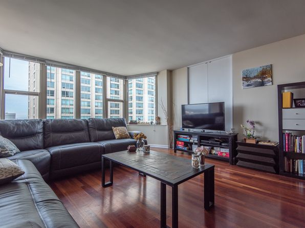 525 W Hawthorne Pl APT 2704