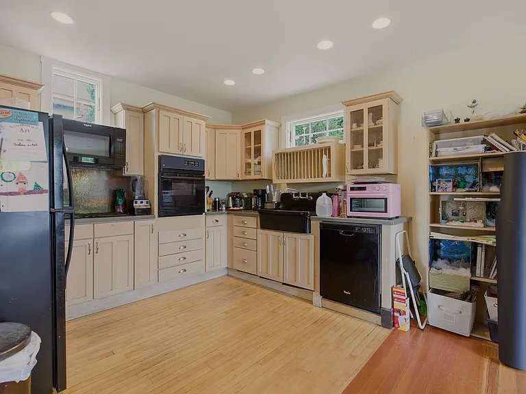 82 Van Zandt Ave — Photo 9