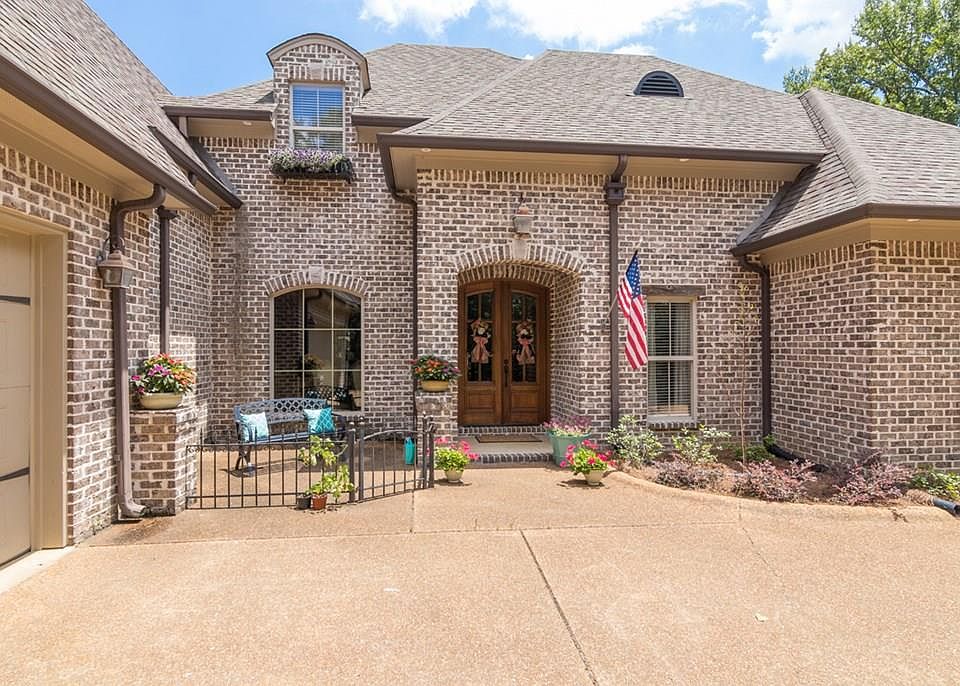 1st image of 803 Oak Hollow Dr