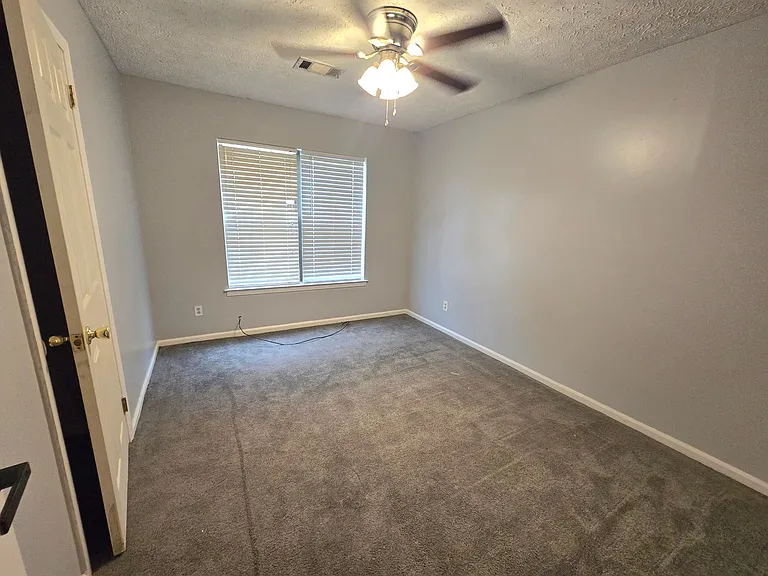 2240 E Aberdeen Dr — Photo 13