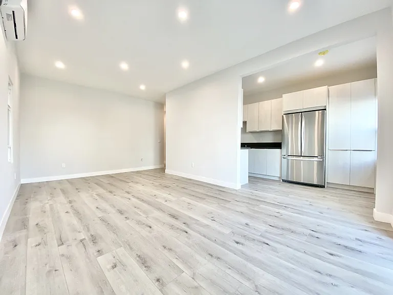 141 Swall Residences — Photo 13