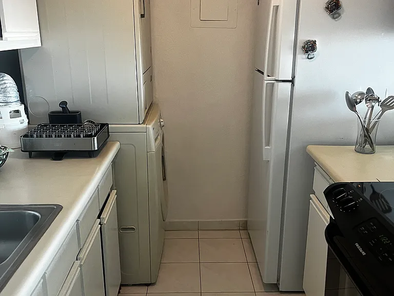 658 Avenue Miramar Cond Hilltop — Photo 3