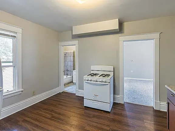 3 bed, 1100 sqft, $1,580 — Photo 2
