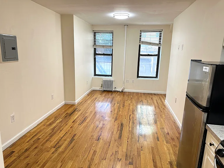 320 E 6th St #4 — Photo 22