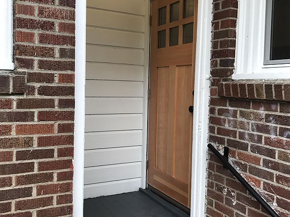 Side entrance that enters into the kitchen.