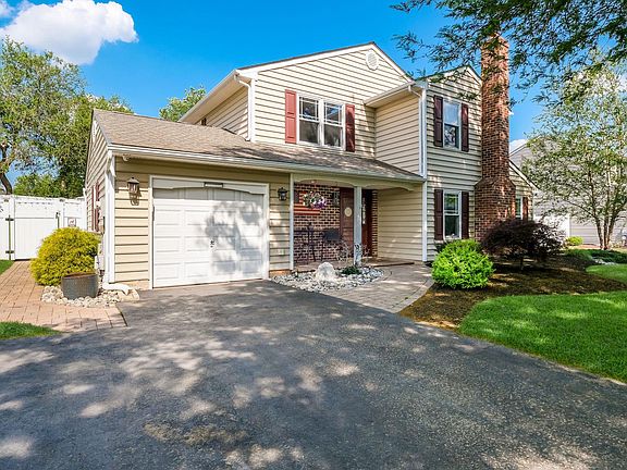 5th image of 239 Burgundy Ln